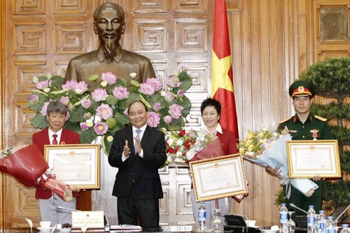 Hoàng Xuân Vinh từ chối xin danh hiệu anh hùng cá nhân Hoàng Xuân Vinh được Thủ tướng Nguyễn Xuân Phúc trao Huân chương Lao động hạng nhất. Ảnh: Ngọc Dung.