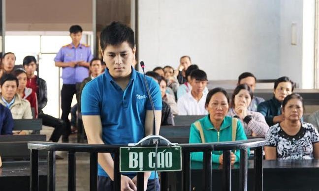 Phạt nam sinh 7 năm tù vì tội giết người Nguyễn Hữu Toàn trước vành móng ngựa.
