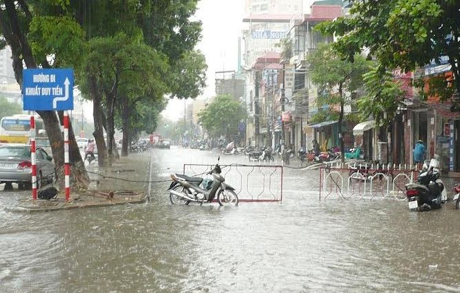 Chủ tịch Hà Nội yêu cầu trực 24h ứng phó bão số 3 Chủ tich Hà Nội yêu cầu các đơn vị phải ứng trực 24/24h để chống ngập và cảnh báo nguy hiểm. Ảnh: T.Đảng.