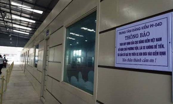 Trung tâm đăng kiểm yêu cầu khách không để sẵn tiền trên xe Tấm biển công khai yêu cầu chủ xe, lái xe không để tiền trên xe khi đăng kiểm.