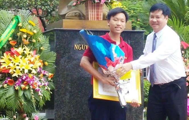 Nhà vô địch Olympia Thanh Chương nhận “mưa” phần thưởng tại quê nhà Thanh Chương nhận bằng khen của UBND tỉnh TT-Huế và nhiều phần thưởng có giá trị của các tổ chức, cơ quan, doanh nghiệp trong ngày trở về vinh quang tại quê nhà.
