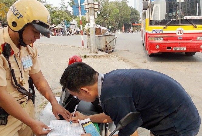 Phát biểu của tướng công an: Lạm quyền, không đúng quy định? Quy định của Pháp luật không cấm người dân yêu cầu được xem kế hoạch của CSGT. Ảnh: Anh Trọng.