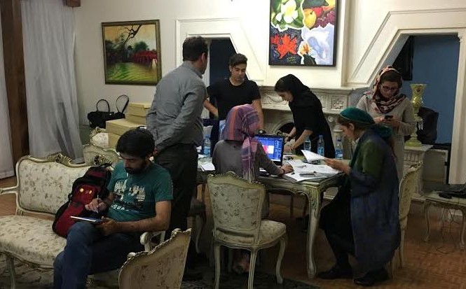 Mang “thiên đường” Việt Nam tới Iran Nhóm làm phim đang chuẩn bị cho buổi chiếu phim ở đại sứ quán Việt Nam tại Iran.