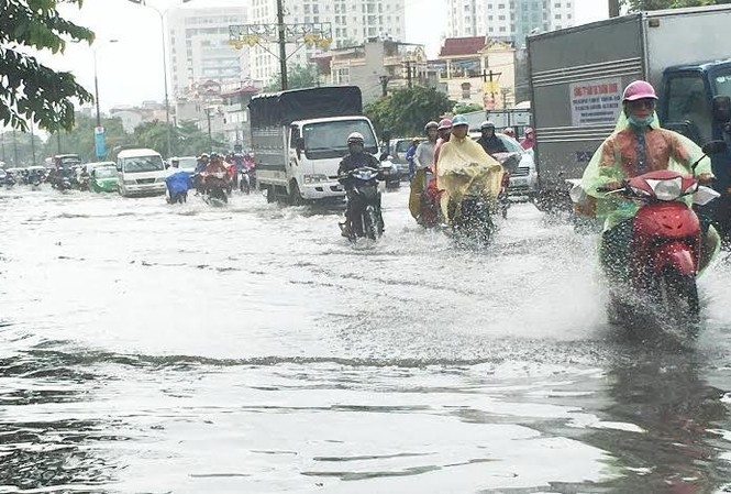 Nội thành Hà Nội có 31 điểm ngập sâu Mưa ngập hơn nửa bánh xe máy trên đường Giải Phóng sáng nay. Ảnh: T.Đảng.