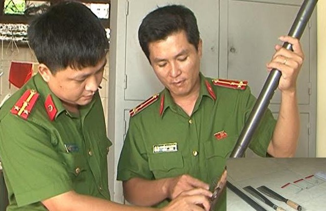 Tin chính thức vụ nổ súng truy sát một gia đình ở Thanh Hóa Công an kiểm tra tang vật vụ án. Ảnh: Công an Thanh Hóa.