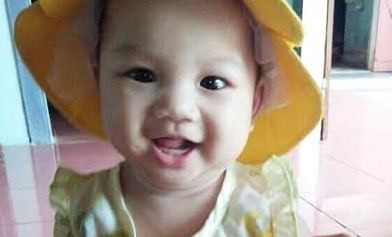 Người phụ nữ nhờ 2 nữ sinh bế con rồi “biệt vô âm tín” Bé gái bị bỏ rơi tại bệnh viện.