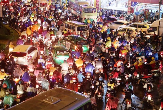 TPHCM: Ùn tắc đường bộ, đường không sau mưa Giao thông hỗn loạn trong cơn mưa tối 26/8. Ảnh: Ngô Bình.