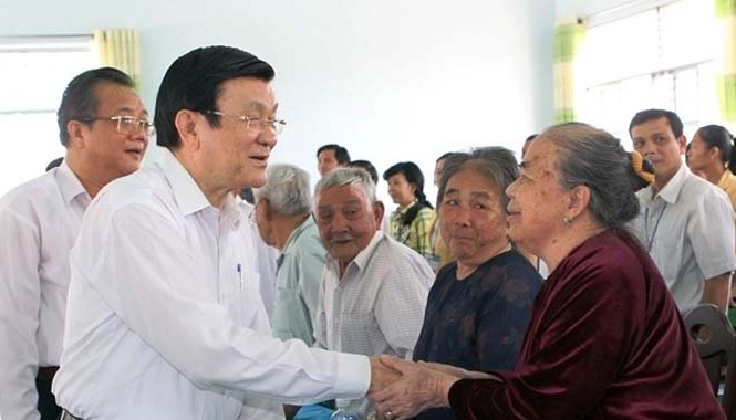 Gánh nặng trách nhiệm trước lịch sử và tương lai Nguyên Chủ tịch nước Trương Tấn Sang với nhân dân xã nông thôn mới Thiện Nghiệp, TP Phan Thiết (Bình Thuận), tháng 3-2015. Ảnh: NGUYỄN KHANG (TTXVN).