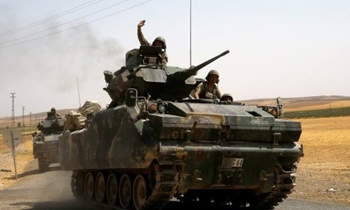 Xe tăng Thổ Nhĩ Kỳ tiếp tục tràn vào Syria diệt IS Xe tăng Thổ Nhĩ Kỳ vượt biên giới tiến vào Syria. Ảnh: TimesofOman.