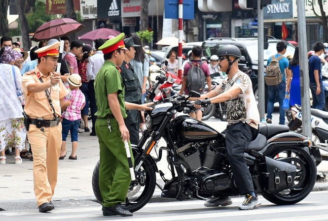 Xe máy phóng ầm ầm ở phố đi bộ bên hồ Gươm Một ngày sau khi không gian đi bộ quanh hồ Gươm khai mạc, mặc dù cảnh sát dựng hàng rào nhưng nhiều người vẫn tìm cách ngồi lên xe máy phóng vào.