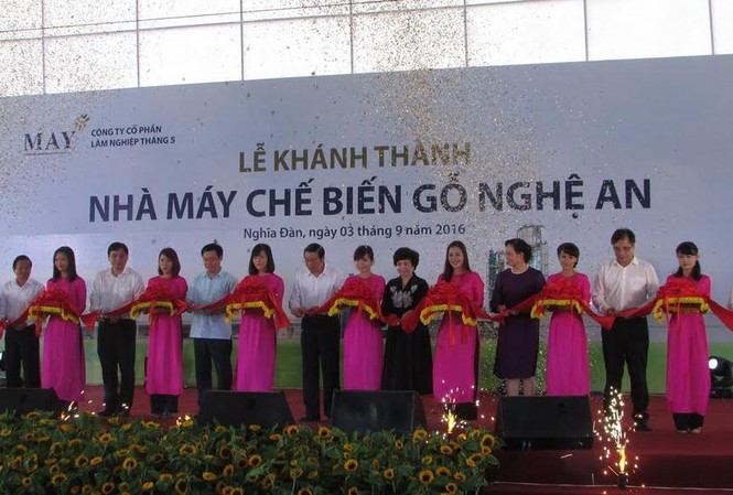 Khánh thành hai công trình trọng điểm tại Nghệ An Phó Thủ tướng Chính phủ Vương Đình Huệ cùng lãnh đạo trung ương, bộ, ban ngành và địa phương cắt băng khánh thành Nhà máy Chế biến gỗ Nghệ An.