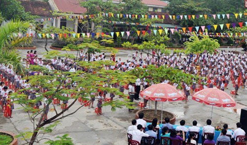 Hơn 500 học sinh Nghệ An bỏ học trước ngày khai giảng Quang cảnh lễ khai giảng tại Trường Tiểu học Thị trấn Anh Sơn. Ảnh: Báo Nghệ An