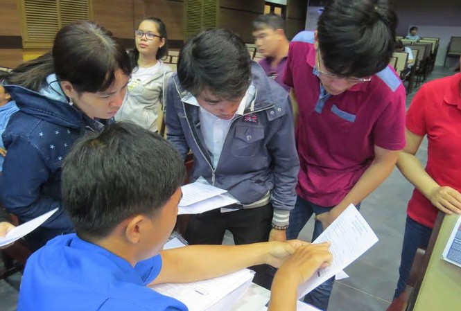 Đại học cạn nguồn tuyển: Điều đáng mừng? Cán bộ tuyển sinh đang hướng dẫn thí sinh làm thủ tục nộp hồ sơ xét tuyển tại TPHCM.