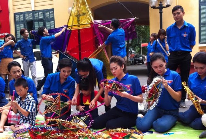 Hoa hậu vui Trung thu cùng các em nhỏ tại Bệnh viện Việt Đức Các hoa hậu, Á hậu và Người đẹp tham gia làm đèn ông sao để tặng cho các em nhỏ tại Bệnh viện Việt Đức chiều ngày 11/9.