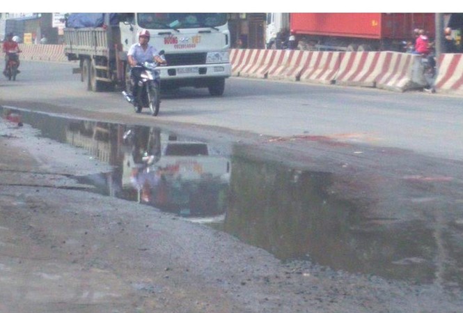 Tránh vũng nước, cô gái chết thảm dưới bánh xe container Tránh vũng nước, cô gái bị xe container tông chết.
