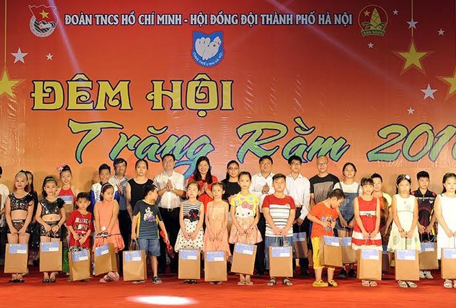 Vầng trăng yêu thương của thiếu nhi Thủ đô Các em nhỏ nhận quà tại đêm hội trăm rằm 2016.