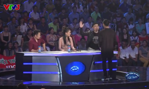Huy Tuấn thẳng tay tát thí sinh Vietnam Idol trên sóng trực tiếp Khoảnh khắc nhạc sĩ Huy Tuấn giơ tay tát thí sinh Việt Thắng.