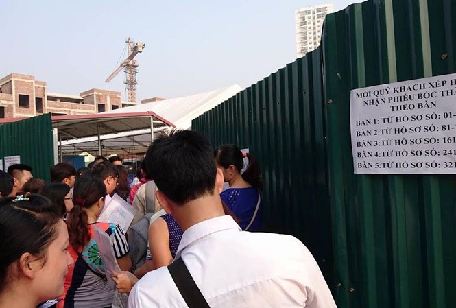 Hàng trăm người xếp hàng bốc thăm nhà ở xã hội “hot” nhất Hà Nội Hình ảnh diễn ra tại lễ bốc thăm nhà ở xã hội Minh Khai.