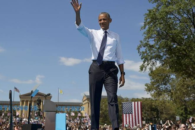 Tổng thống Obama vào vai hướng dẫn viên thể dục Tổng thống Obama trong cuộc mít tinh ngoài trời tại Philadelphia.