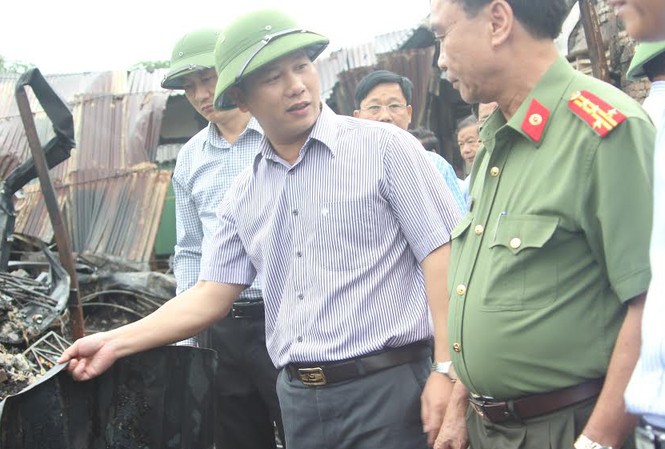 Khẩn trương 'giải cứu' tiểu thương sau vụ cháy chợ Hương Khê Chủ tịch UBND tỉnh kiểm tra, động viên và thăm hỏi các tiểu thương trong vụ cháy.
