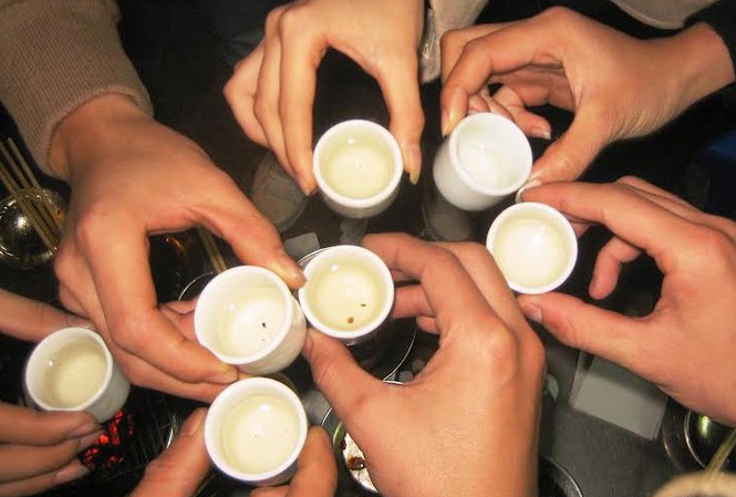Dùng vỏ chai đâm nát ngực bạn nhậu Uống rượu bia say không kìm chế bản thân dẫn đến những hậu quả tai hại, khiến người mang thương tật, kẻ phải vào tù.