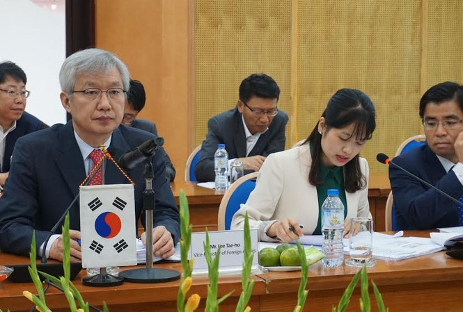 Trao đổi thương mại Việt Nam - Hàn Quốc dự kiến sẽ đạt 70 tỷ USD Thứ trưởng Bộ Ngoại giao Hàn Quốc Lee Tae-ho tại kỳ họp lần thứ 15. ( Ảnh: L.A).