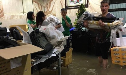Đàm Vĩnh Hưng ‘gặp nạn’ khi biệt thự 60 tỷ ngập nước Đàm Vĩnh Hưng hối hả dọn dẹp đồ khi nước tràn vào tầng hầm của biệt thự tiền tỷ.