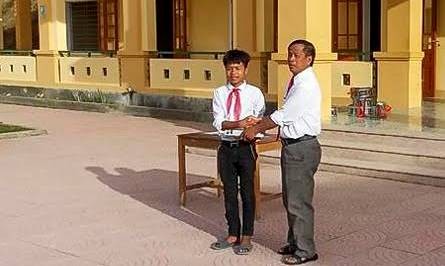 Học sinh nghèo trả lại 13 triệu đồng cho người đánh rơi Học sinh nghèo trả lại 13 triệu đồng cho người đánh rơi