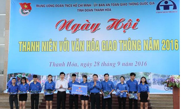 Ngày hội thanh niên với văn hóa giao thông Anh Nguyễn Mạnh Dũng - Bí thư Trung ương Đoàn- cùng các đại biểu trao tặng dụng cụ hỗ trợ điểm cổng trường an toàn giao thông. Ảnh: Hoàng Lam.