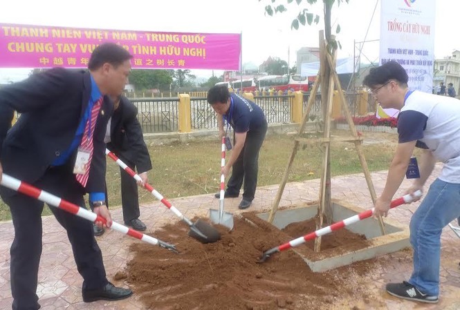 Lạng Sơn: Tuổi trẻ Việt- Trung chung tay bảo vệ môi trường Tuổi trẻ Việt - Trung tham gia trồng cây xanh.