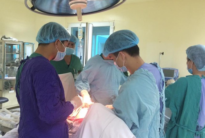 Phẫu thuật thành công lấy khối u nặng 5kg trong ổ bụng nữ bệnh nhân Các bác sĩ bệnh viện Ung bướu Hà Nội tiến hành phẫu thuật lấy khối u 5kg ra khỏi ổ bụng bệnh nhân.