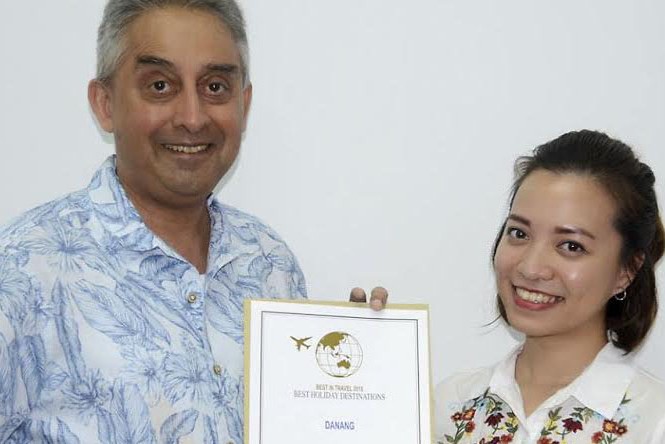 Đà Nẵng tiếp tục vào top 10 điểm nghỉ dưỡng hàng đầu châu Á Tổng biên tập tạp chí Smart Travel Asia – ông Vijay Verghese trao tặng danh hiệu Top 10 điểm đến nghỉ dưỡng hàng đầu châu Á. Ảnh: Trung tâm xúc tiến du lịch Đà Nẵng cung cấp.