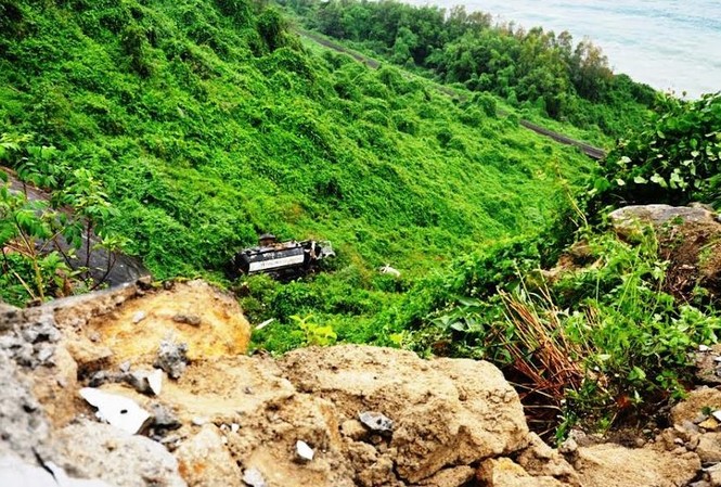 Vụ xe bồn rơi vực sâu đèo Hải Vân, thêm 1 nạn nhân tử vong Chiếc xe bồn chở nhựa đường rơi vực sâu đèo Hải Vân.