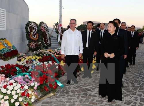 Đoàn Việt Nam là đoàn quốc tế cấp cao đầu tiên viếng Lãnh tụ Fidel Chủ tịch Quốc hội Nguyễn Thị Kim Ngân dẫn đầu đoàn Việt Nam viếng cựu chủ tịch Cuba Fidel Castro. Ảnh: TTXVN