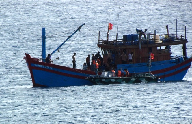 Tai nạn hy hữu, ngư dân bị cá nuôi trên tàu cắn đứt gân tay Tàu CQ của đảo Nam Yết tiếp cận tàu QNg 97027 TS.