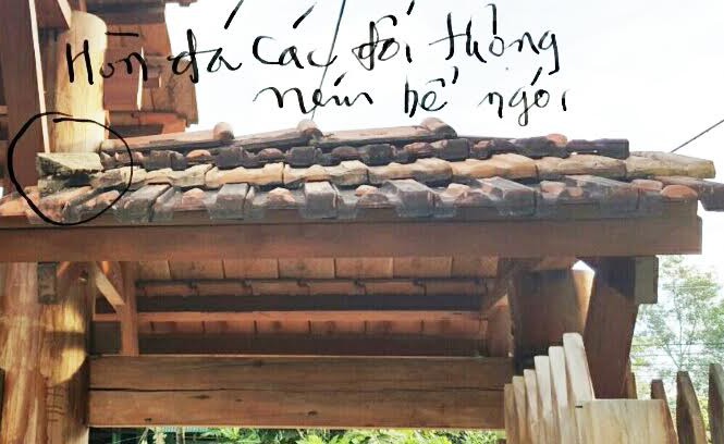 Hạt phó kiểm lâm bị đe dọa, ném đá vào nhà Một cục đá còn nằm trên mái ngói.