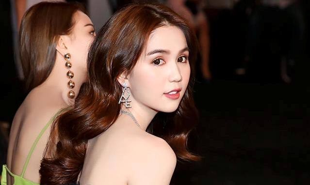 Ngọc Trinh mời gọi đại gia mua siêu sim Ngọc Trinh mời gọi đại gia mua siêu sim