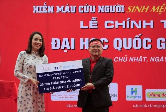 Quỹ Vì tầm vóc Việt: Chủ nhật đỏ thể hiện sâu sắc tinh thần tương thân tương ái Bà Trần Như Trang trao tượng trưng phần tài trợ cho các tình nguyện viên hiến máu.