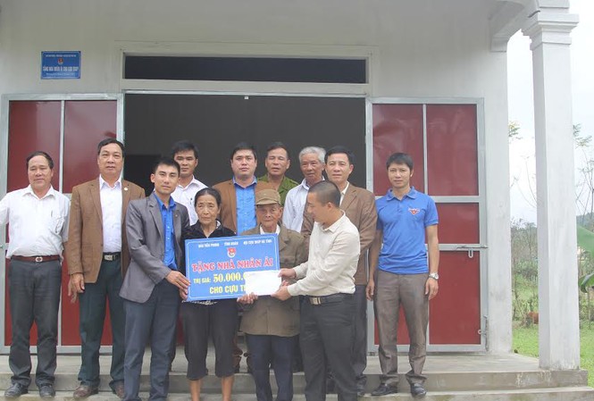 Bàn giao nhà tình nghĩa cho cựu TNXP nghèo Bàn giao nhà tình nghĩa cho cựu TNXP Trần Văn Thảo.