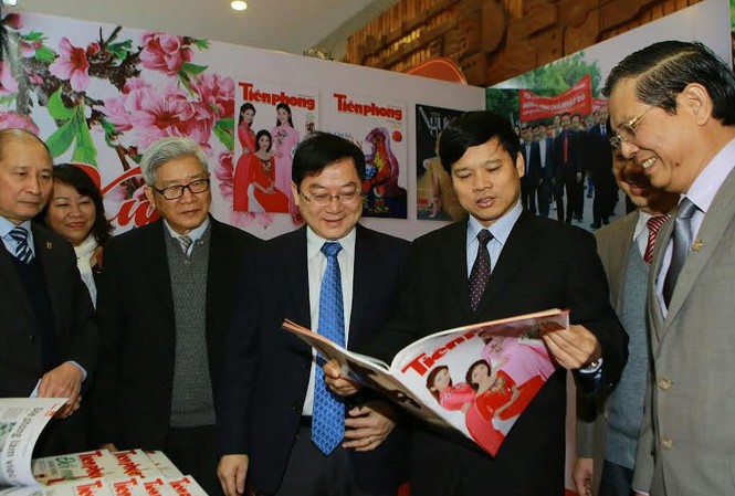 Tiền Phong tham gia Hội báo Xuân Hà Nội 2017 Phó chủ tịch UBND Thành phố Hà Nội Ngô Văn Quý Ngô Văn Quý thăm gian hàng trưng bày báo Tiền Phong sáng nay 18/1.