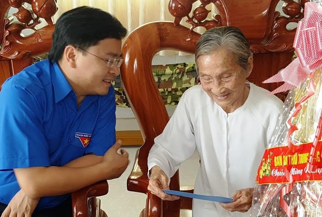 T.Ư Đoàn mang Tết đến vùng xa Cà Mau Anh Nguyễn Anh Tuấn thăm hỏi bà mẹ VNAH Nguyễn Kim Anh.