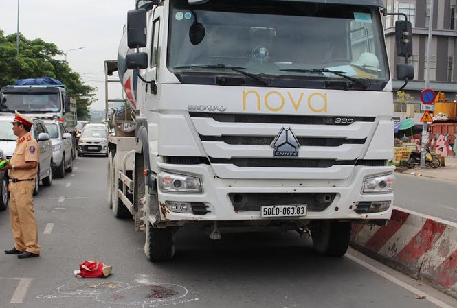 Băng sang đường, người phụ nữ bị xe bồn tông tử vong Hiện trường vụ tai nạn.