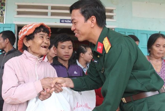 Hàng trăm suất quà tết cho người nghèo, gia đình chính sách Nhiều phần quà Tết được trao tận tay gia đình chính sách và hộ nghèo.