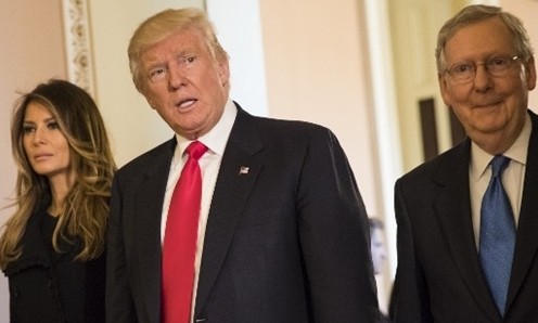 Những bỡ ngỡ của tổng thống Mỹ và phụ tá trong ngày đầu ở Nhà Trắng Donald Trump và phụ tá có thể cũng sẽ mất một thời gian mới quen được cách sắp xếp và văn phòng trong Nhà Trắng. Ảnh: Anadolu.