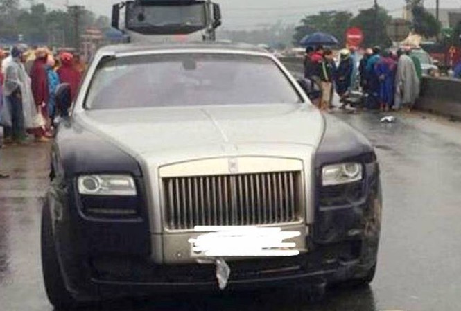 Xe Rolls Royce đâm bị thương hai bố con ở Hà Tĩnh Chiếc Rolls Royce đang bị cảnh sát tạm giữ để điều tra. Ảnh: Đ.H.