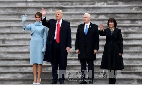Tân Tổng thống Mỹ ưu tiên thúc đẩy ưu thế quân sự Mỹ Tân Tổng thống Donald Trump (thứ hai, trái), tân Phó Tổng thống Mike Pence (thứ hai, phải) sau lễ tuyên thệ nhậm chức tại Washington, DC., ngày 20/1. Ảnh: EPA/TTXVN.