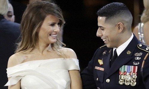 Trung sĩ Mỹ kể về điệu nhảy cùng Đệ nhất phu nhân Melania Jose Medina khiêu vũ cùng Đệ nhất phu nhân Mỹ Melania Trump trong buổi dạ tiệc "Lời chào các lực lượng vũ trang" diễn ra tại Bảo tàng Xây dựng Quốc gia vào tối 20/1. Ảnh: AP.
