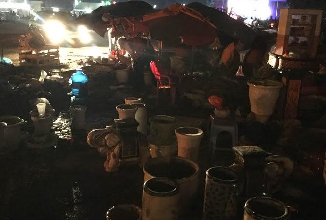 Mưu sinh đêm giao thừa nơi xứ Lạng Nỗi lo hàng "quay đầu" ngành sành, sứ đến tận giao thừa.
