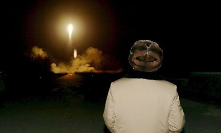 Triều Tiên sẵn sàng thử tên lửa đạn đạo tầm bắn 4.000 km Nhà lãnh đạo Kim Jong-un theo dõi một vụ phóng thử tên lửa. Ảnh: Reuters.