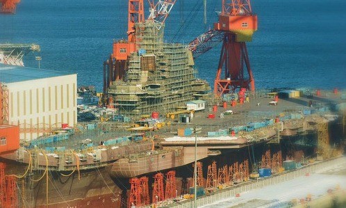 Tàu sân bay tự đóng đầu tiên của Trung Quốc sắp hoàn thiện Tàu Shandong được đóng tại cảng Đại Liên. Ảnh: Sina.